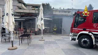 Monteprandone - Fiamme in un bar, vigili del fuoco in azione